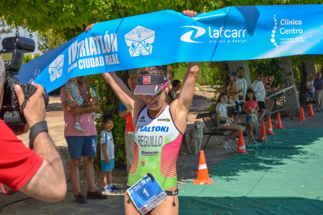 alba reguillo ganadora cuarto triatlon